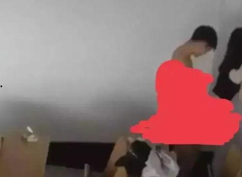 情侣学校餐厅吃瓜事件,校园恋情引发的舆论风波